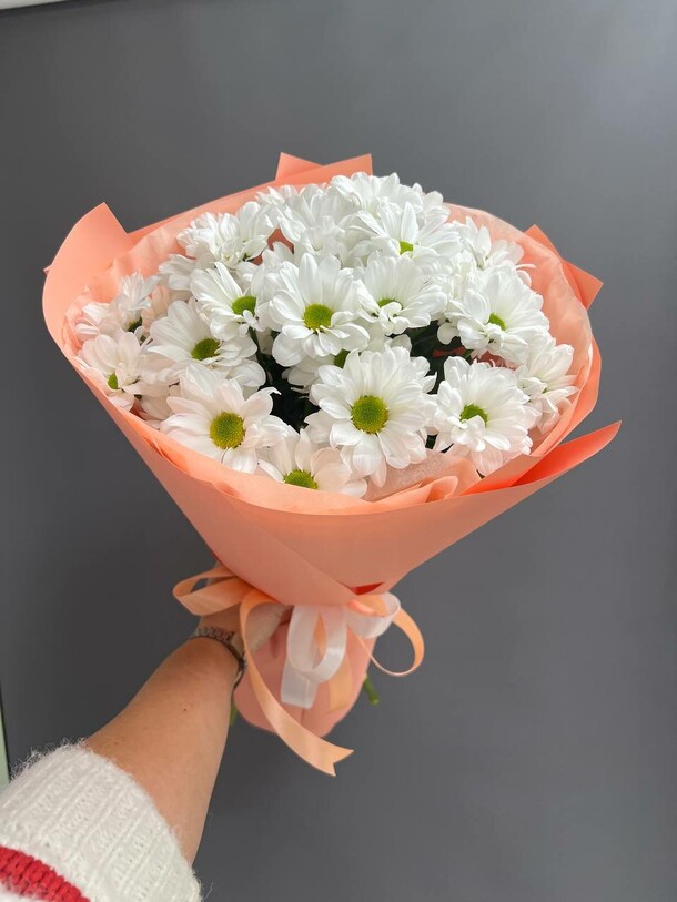 Букет хризантем ромашек 5шт, артикул F1400413 - 2750 рублей, доставка по городу. Flawery - доставка цветов