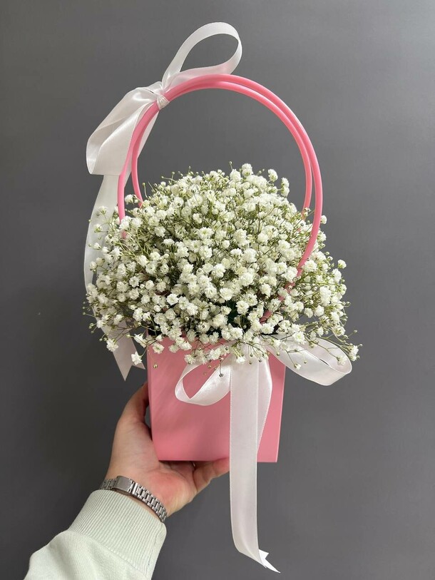 Сумочка с белой гипсофилой розовая, артикул F1400420 - 1950 рублей, доставка по городу. Flawery - доставка цветов