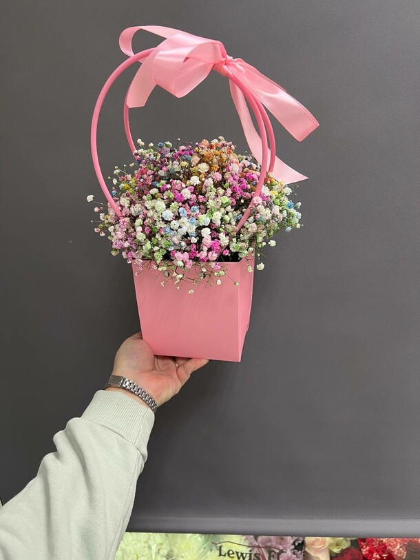 Розовая сумочка с радужной гипсофилой, артикул F1400426 - 2400 рублей, доставка по городу. Flawery - доставка цветов