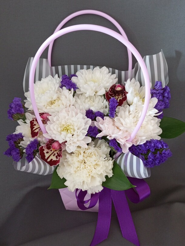 Коробка с цветами сборная, артикул F1536627 - 2290 рублей, доставка по городу. Flawery - доставка цветов