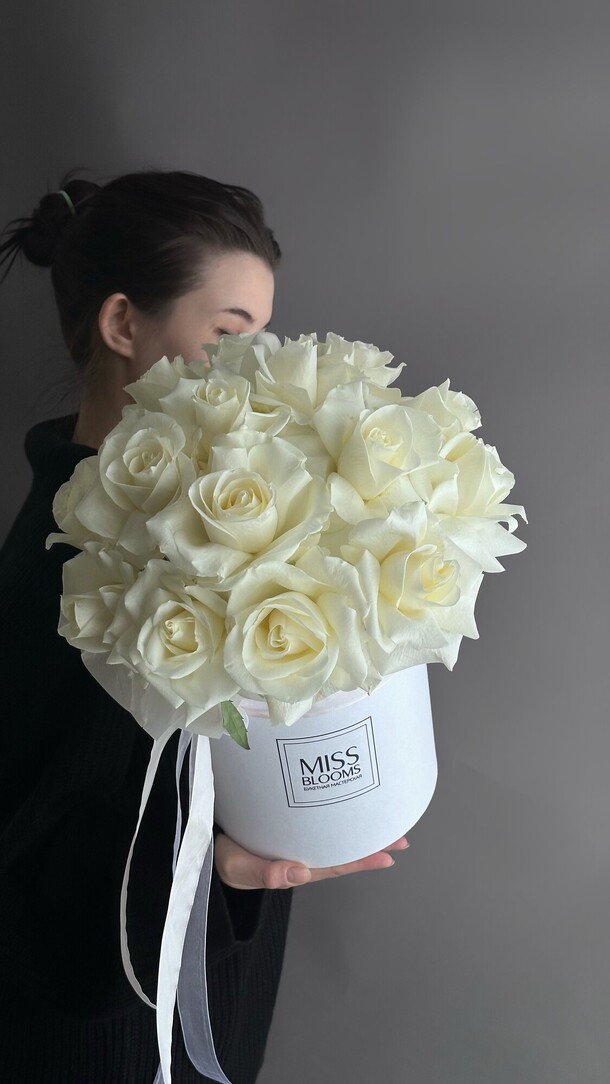 Букет из белых роз в коробке, артикул F1400397 - 11700 рублей, доставка по городу. Flawery - доставка цветов
