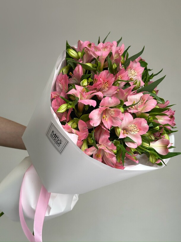 Букет стойкой альстромерии, артикул F1401279 - 3400 рублей, доставка по городу. Flawery - доставка цветов