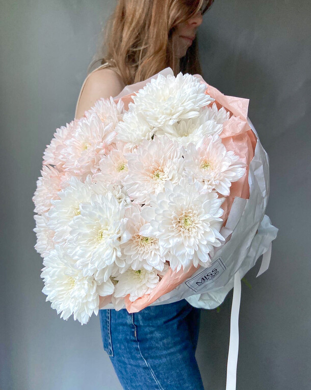 Букет из кустовой хризантемы, артикул F1401291 - 3200 рублей, доставка по городу. Flawery - доставка цветов