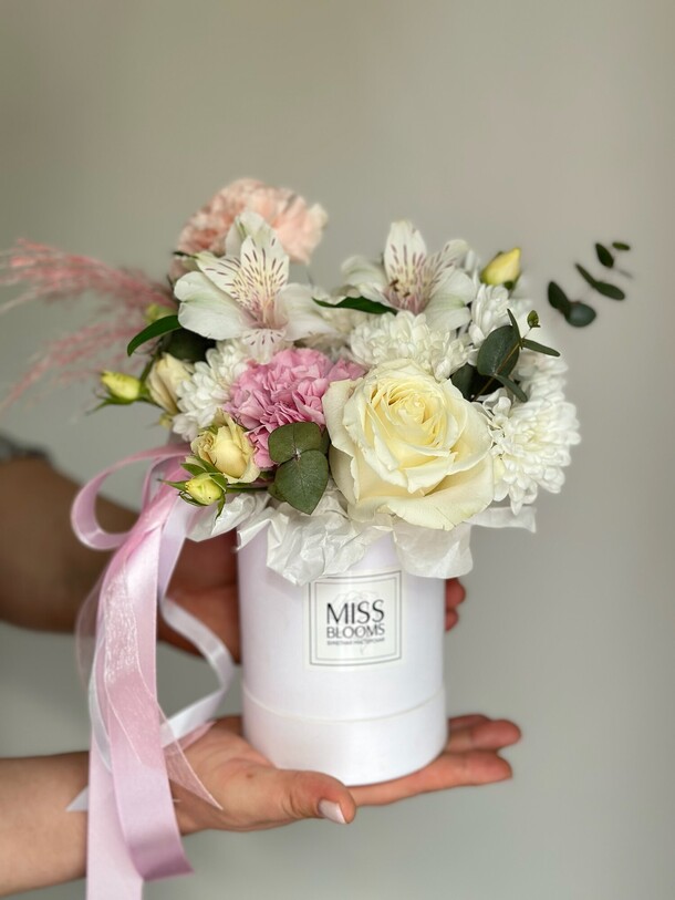 Композиция в небольшой коробке, артикул F1401310 - 2400 рублей, доставка по городу. Flawery - доставка цветов