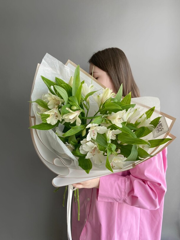 Букет белой альстромерии, артикул F1401358 - 2350 рублей, доставка по городу. Flawery - доставка цветов