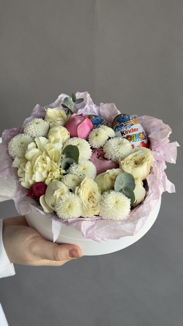 Коробка с цветами и киндером, артикул F1408796 - 2490 рублей, доставка по городу. Flawery - доставка цветов