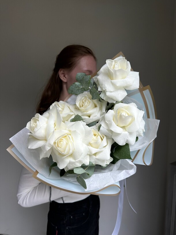 Букет белых роз, артикул F1467464 - 4490 рублей, доставка по городу. Flawery - доставка цветов