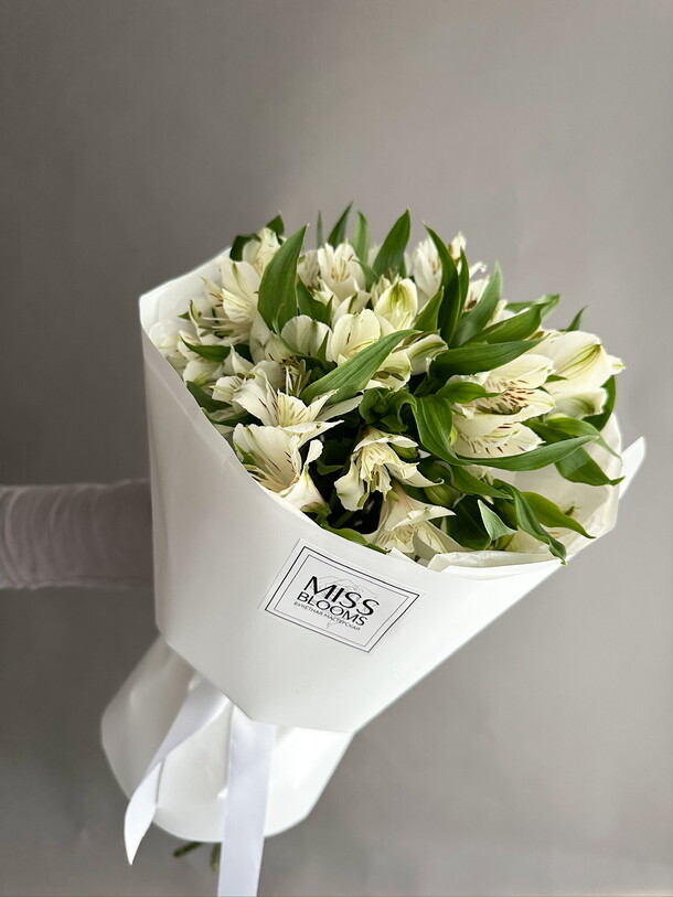 Букет белых альстромерий, артикул F1505409 - 4200 рублей, доставка по городу. Flawery - доставка цветов