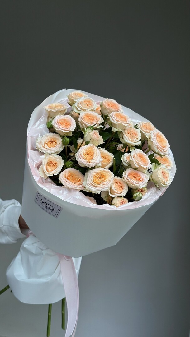 Моно букет из кустовых роз, артикул F1517870 - 4400 рублей, доставка по городу. Flawery - доставка цветов