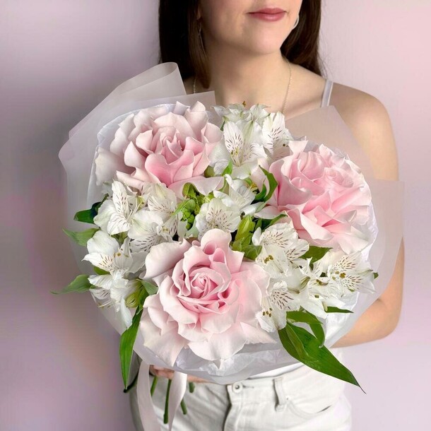 Букет из нежный роз с альстромерии, артикул F1401623 - 3700 рублей, доставка по городу. Flawery - доставка цветов