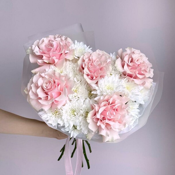 Воздушный букет розовая французская роза и хризантема, артикул F1401736 - 3990 рублей, доставка по городу. Flawery - доставка цветов