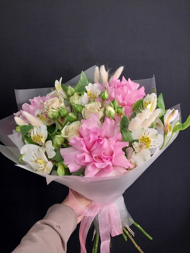 Роза французская 🎉 алстрмеря ✨️ кустовая роза, артикул F1404559 - 4500 рублей, доставка по городу. Flawery - доставка цветов