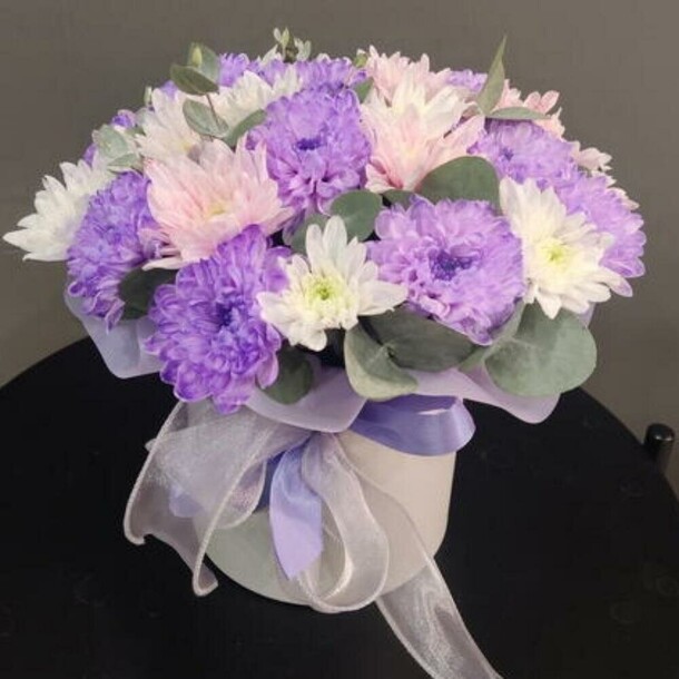 Хрзантема в коробке, артикул F1405018 - 2500 рублей, доставка по городу. Flawery - доставка цветов