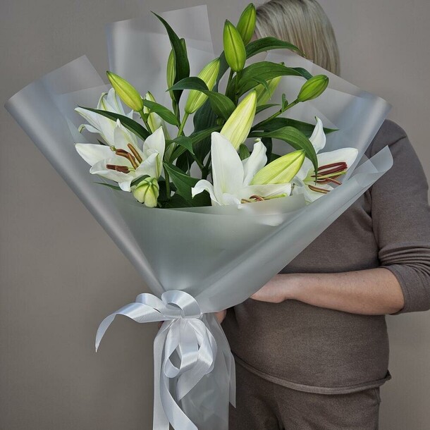 Букет из белых лилий, артикул F1405022 - 4650 рублей, доставка по городу. Flawery - доставка цветов