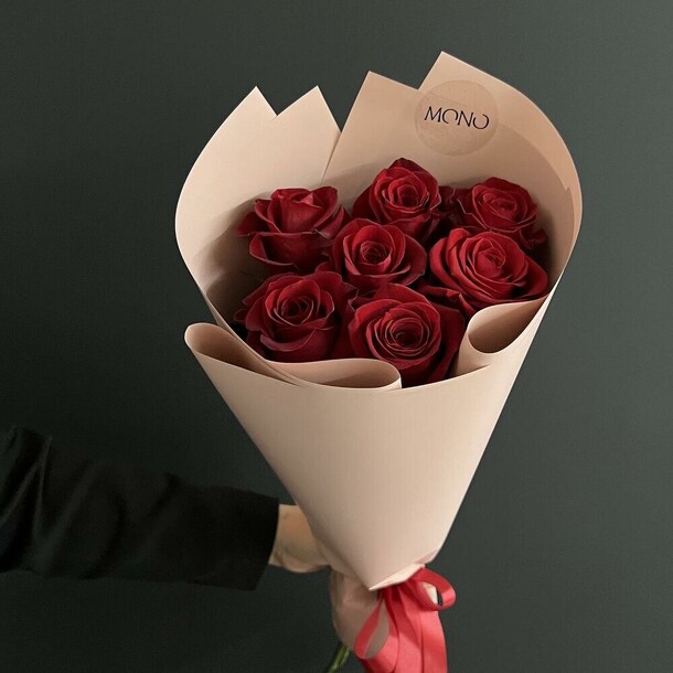 Моно из 7 роз, артикул F1405031 - 3700 рублей, доставка по городу. Flawery - доставка цветов