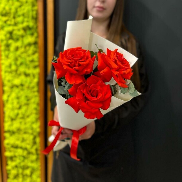 Французские розы с эвкалиптом, артикул F1407164 - 2500 рублей, доставка по городу. Flawery - доставка цветов