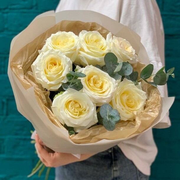 Букет из 7 белых роз и эвкалипта, артикул F1408281 - 4150 рублей, доставка по городу. Flawery - доставка цветов