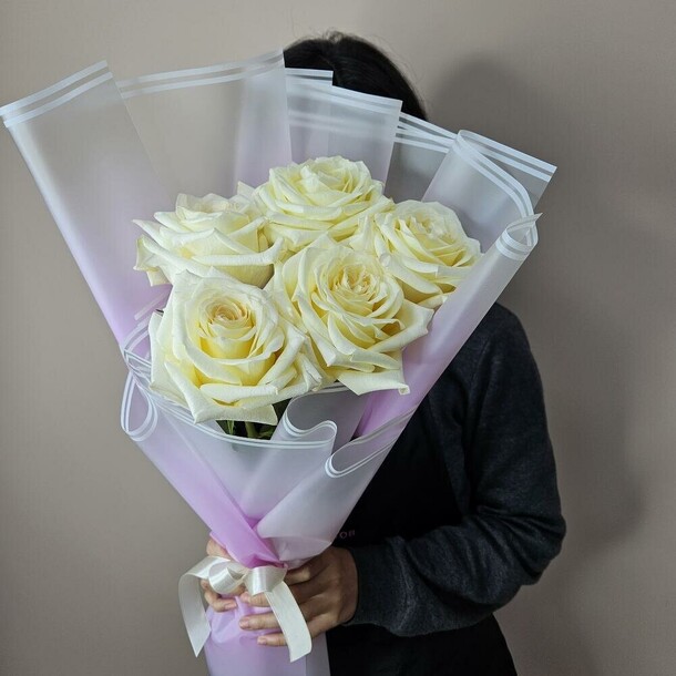 Букет из кремовых роз, артикул F1410987 - 2700 рублей, доставка по городу. Flawery - доставка цветов