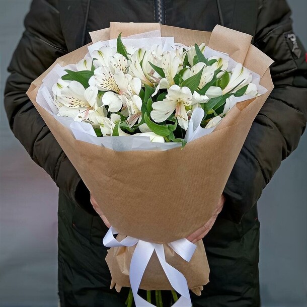 Альстромерии в крафте, артикул F1411045 - 3700 рублей, доставка по городу. Flawery - доставка цветов