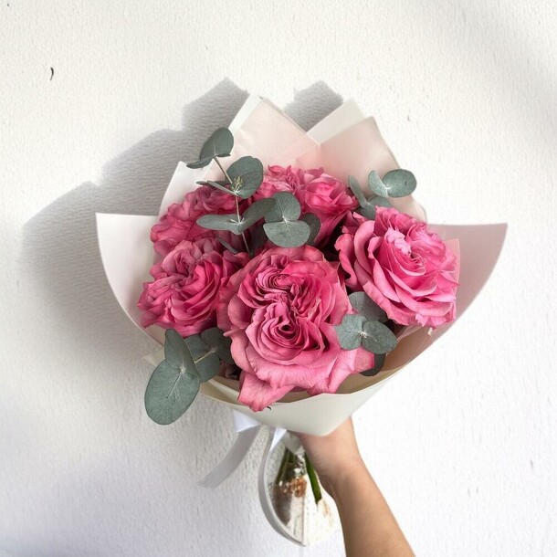 Моно с эвкалиптом из 5 роз, артикул F1415769 - 2850 рублей, доставка по городу. Flawery - доставка цветов