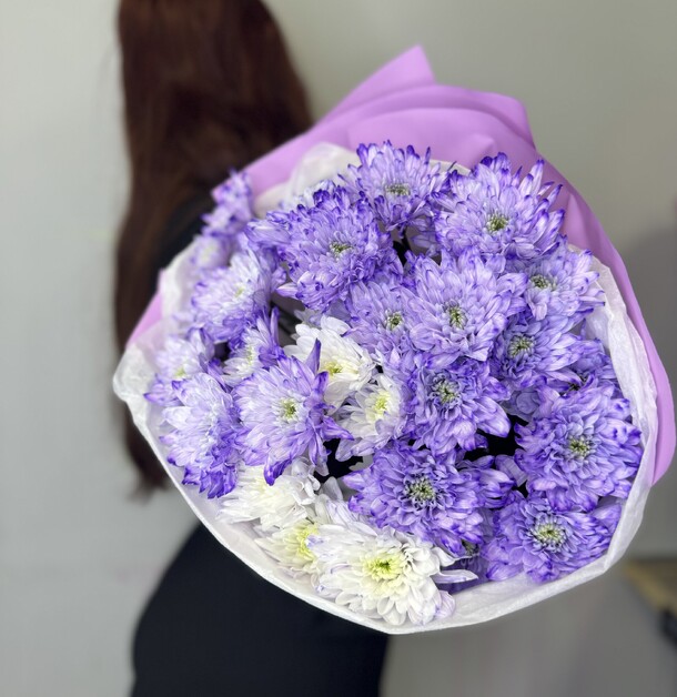 Яркий букет фиолетовых хризантем, артикул F1405688 - 3500 рублей, доставка по городу. Flawery - доставка цветов