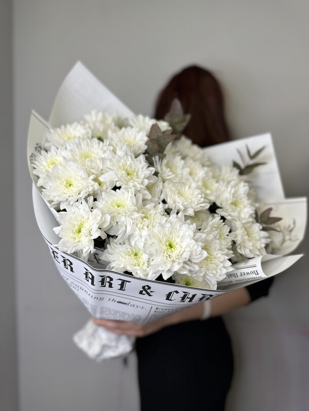 Стильный букет хризантем с эвкалиптом, артикул F1405762 - 6050 рублей, доставка по городу. Flawery - доставка цветов