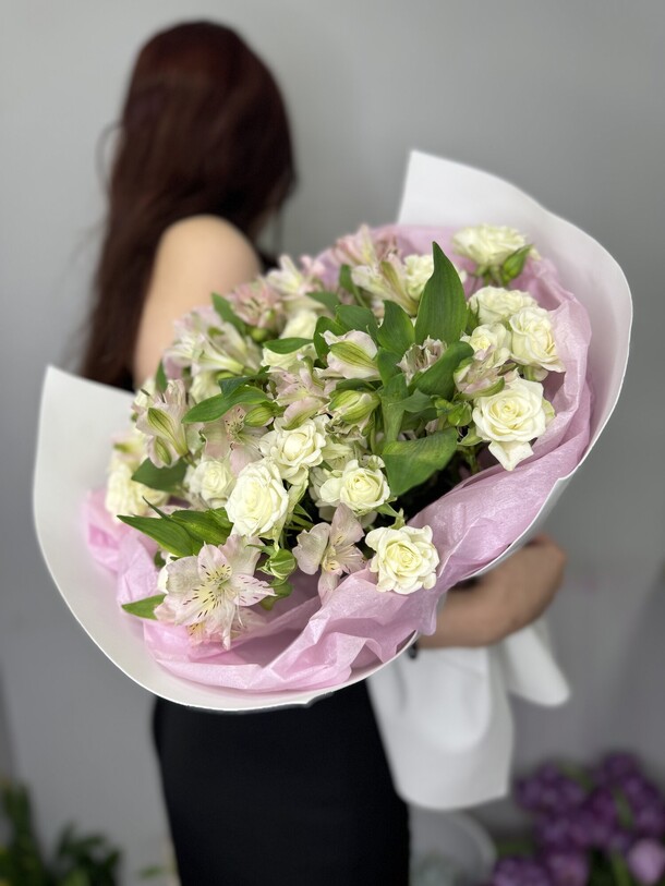 Нежный букет альстромерий и кустовых роз, артикул F1406460 - 4753 рублей, доставка по городу. Flawery - доставка цветов