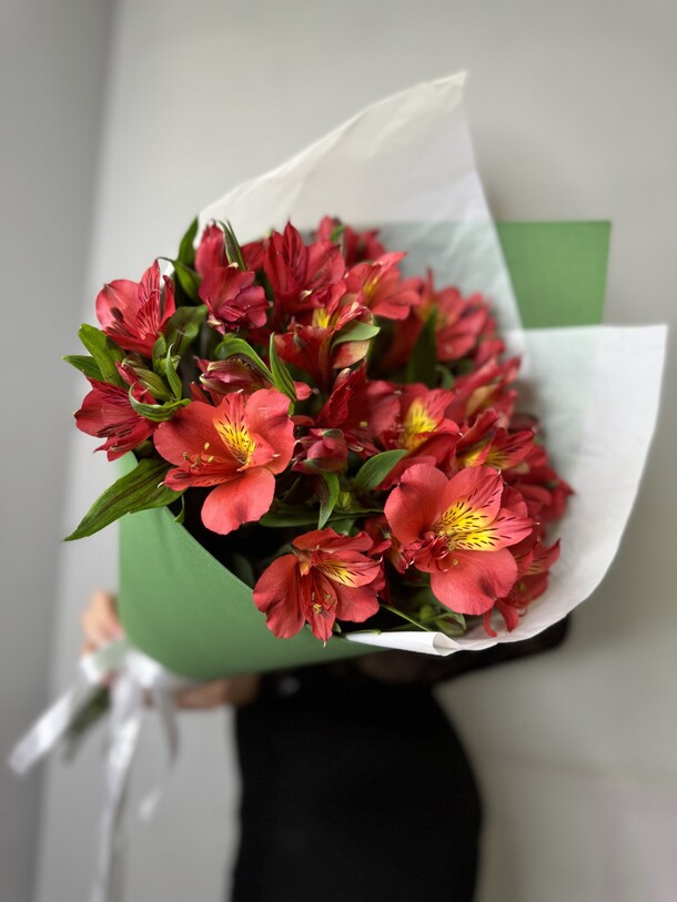 Красная альстромерия в кульке, артикул F1406582 - 2299 рублей, доставка по городу. Flawery - доставка цветов