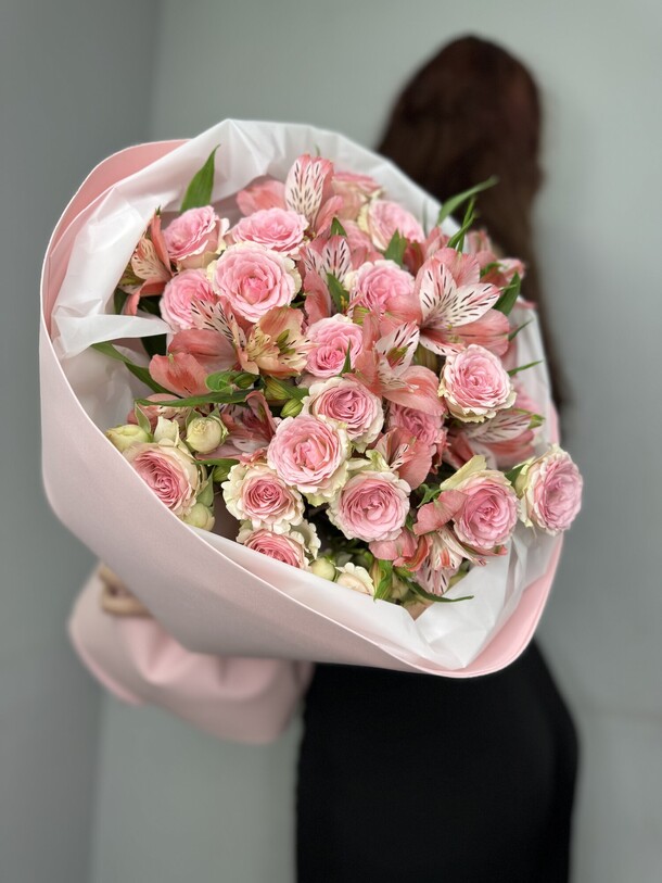 Кустовые розы и альстромерия, артикул F1408788 - 6050 рублей, доставка по городу. Flawery - доставка цветов