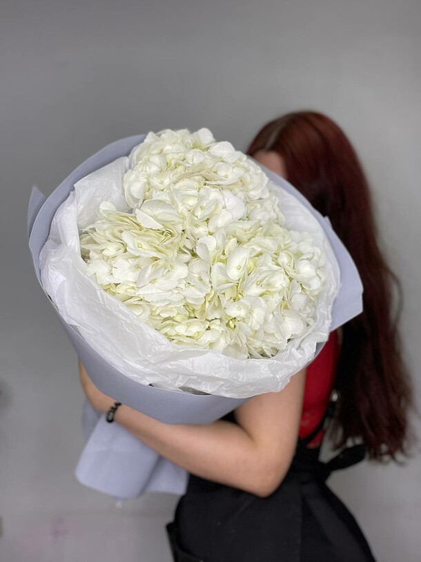 Трио белых гортензий, артикул F1410045 - 4500 рублей, доставка по городу. Flawery - доставка цветов