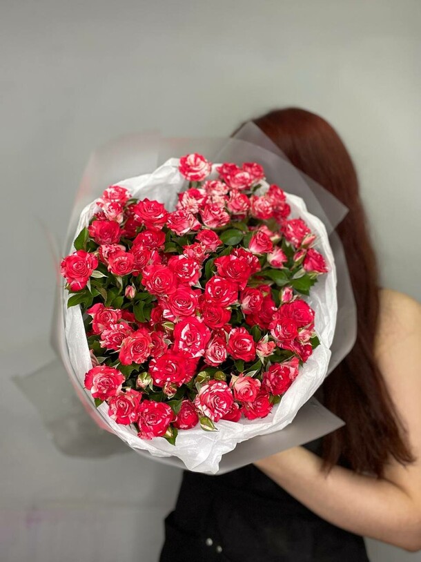 11 ярких кустовых роз, артикул F1410051 - 5445 рублей, доставка по городу. Flawery - доставка цветов