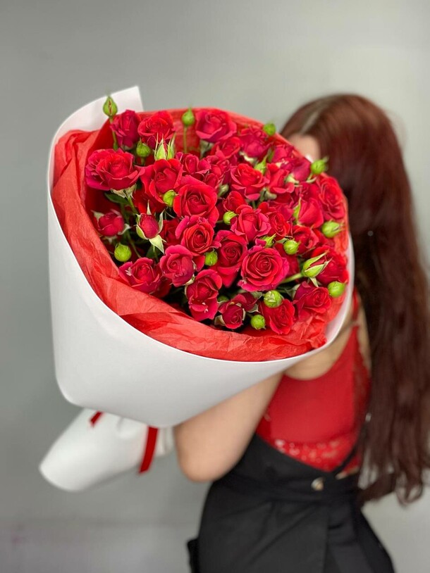 11 красных кустовых роз, артикул F1410052 - 5565 рублей, доставка по городу. Flawery - доставка цветов