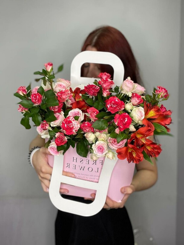 Кустовые розы в сумочке, артикул F1410055 - 4344 рублей, доставка по городу. Flawery - доставка цветов