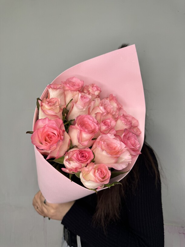 15 розовых роз в кульке, артикул F1411448 - 6000 рублей, доставка по городу. Flawery - доставка цветов