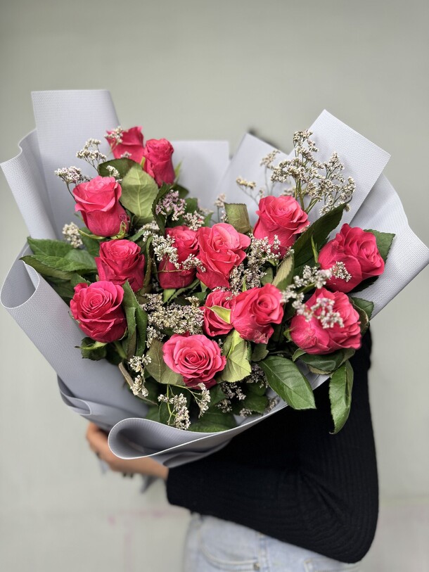 Яркий букет малиновых роз, артикул F1411455 - 8470 рублей, доставка по городу. Flawery - доставка цветов