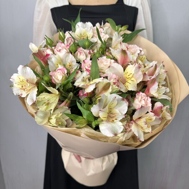 Букет из кустовой розы и альстромерии, артикул F1413095 - 6655 рублей, доставка по городу. Flawery - доставка цветов