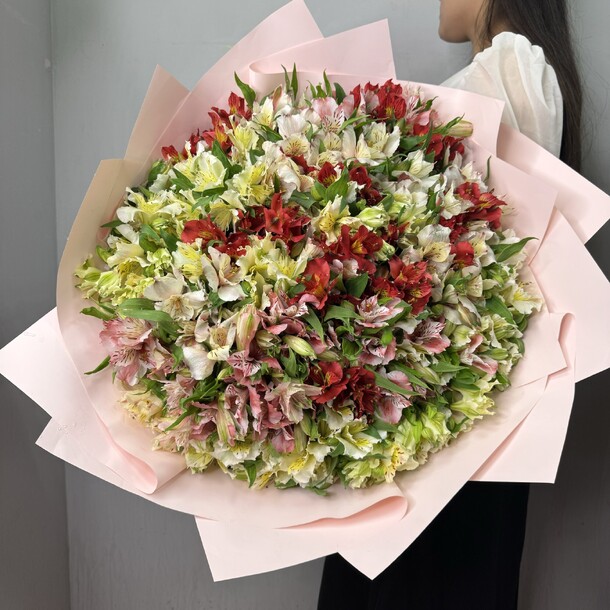 Большой букет из 51 альстромерии, артикул F1413568 - 18150 рублей, доставка по городу. Flawery - доставка цветов