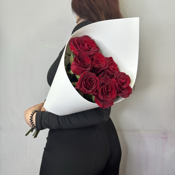 7 красных роз в упаковке, артикул F1413929 - 2287 рублей, доставка по городу. Flawery - доставка цветов