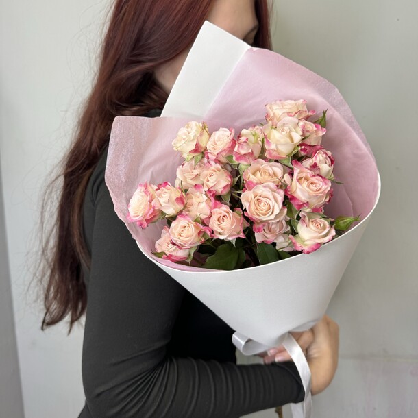 Букет из нежных кустовых роз, артикул F1415551 - 2710 рублей, доставка по городу. Flawery - доставка цветов