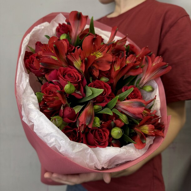 Букет из кустовых роз и альстромерии, артикул F1415594 - 4417 рублей, доставка по городу. Flawery - доставка цветов