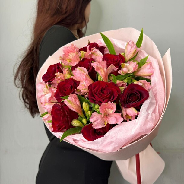 Нежный букет с розами, артикул F1430056 - 4500 рублей, доставка по городу. Flawery - доставка цветов