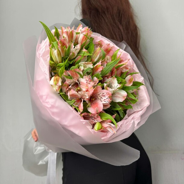 Букет 11 нежных альстрамерий, артикул F1430058 - 3606 рублей, доставка по городу. Flawery - доставка цветов