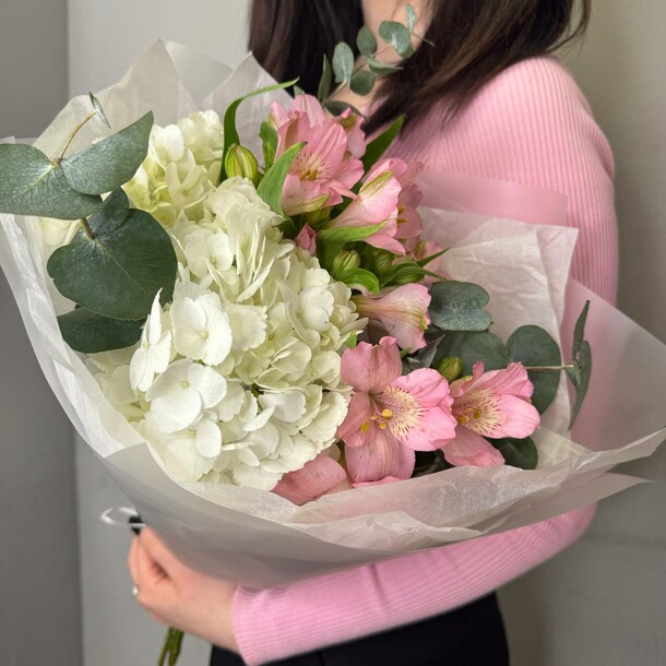 Нежный букет с гортензией, артикул F1430564 - 3570 рублей, доставка по городу. Flawery - доставка цветов