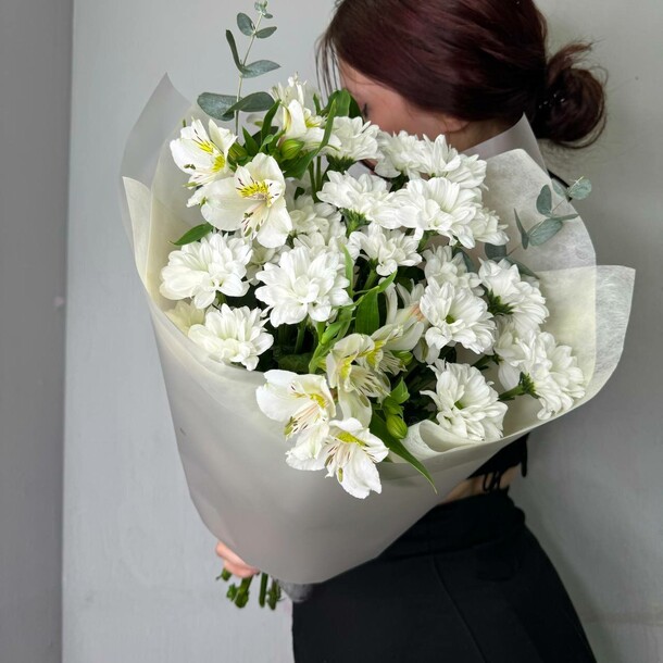 Воздушный букет из кустовых хризантем, артикул F1433370 - 3500 рублей, доставка по городу. Flawery - доставка цветов