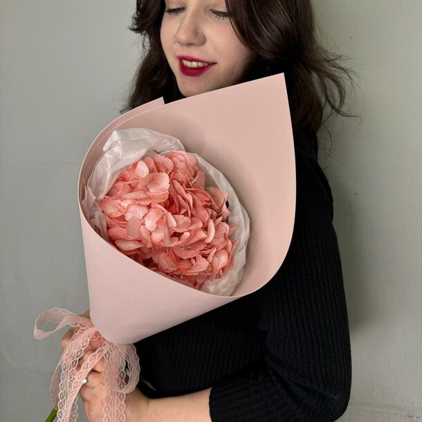 Розовый кулек с гортензией, артикул F1433785 - 2408 рублей, доставка по городу. Flawery - доставка цветов