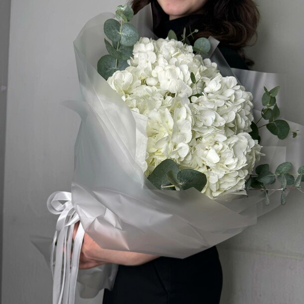 Белая гортензия и эвкалипт, артикул F1433790 - 4700 рублей, доставка по городу. Flawery - доставка цветов