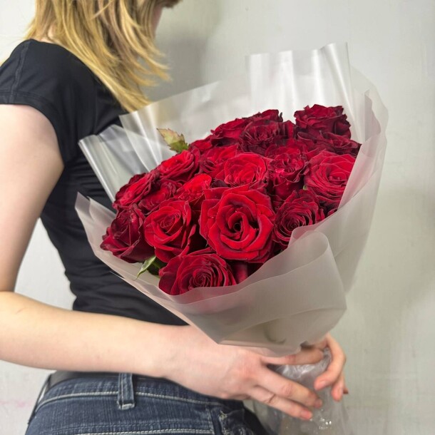Букет из 25 красных роз, артикул F1437917 - 2965 рублей, доставка по городу. Flawery - доставка цветов