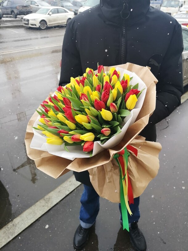 Букет из тюльпанов, артикул F107396 - 33128 рублей, доставка по городу. Flawery - доставка цветов