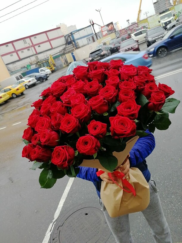 Букет из 51 розы, артикул F1086736 - 16104 рублей, доставка по городу. Flawery - доставка цветов