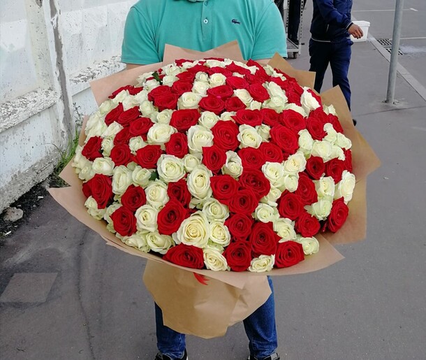 Букет из 201 розы, артикул F1086741 - 77811 рублей, доставка по городу. Flawery - доставка цветов